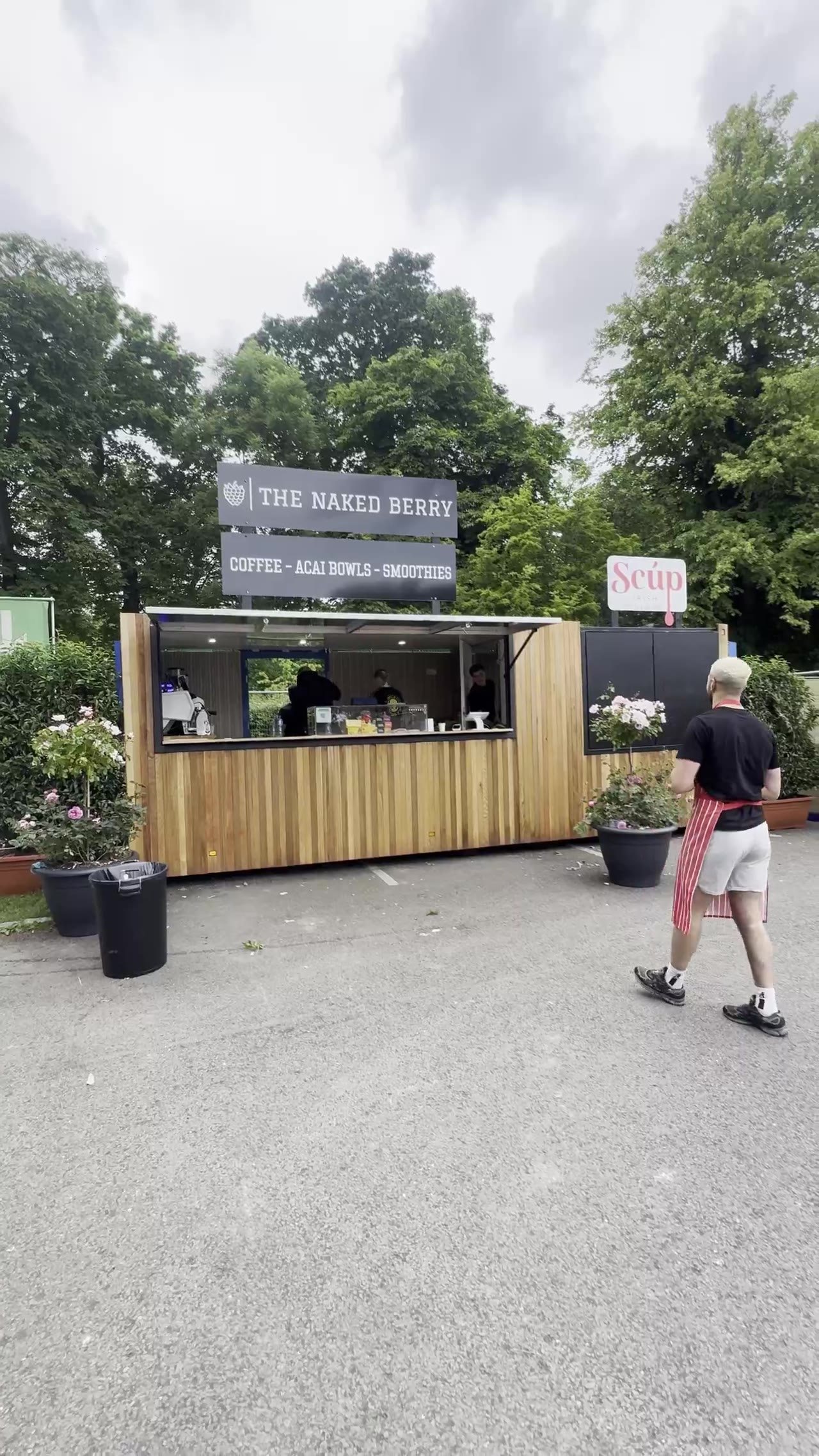 A Naked Berry trailer lowered flat to the ground on its hydraulic chassis